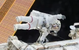 Image fournie par la Nasa le 22 décembre 2015 montrant le commandant américain de l'expédition 46 Scott Kelly lors d'une sortie la veille dans l'espace hors de la Station spatiale internationale
