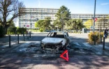 Carcasse de voiture calcinée dans le quartier de La Reynerie à Toulouse le 17 avril 2018