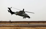Un hélicoptère Tigre de l'armée française décolle de la base militaire de Gao, le 5 décembre 2021 au Mali