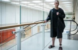 L'artiste russe Piotr Pavlenski, un bracelet électronique à la cheville, arrive au palais de justice de Paris le 26 mai 2025 pour le procès de "Mimi" Marchand