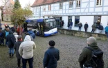Des personnes attendent leur tour devant un bus de vaccination à Hemmingen, dans le sud de l'Allemagne, le 7 décembre 2021