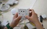 Une femme participe à un cours d'électricité organisé par l'atelier Mulan Build à Hangzhou, dans la province du Zhejiang, le 28 juin 2026 dans l'est de la Chine