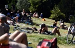 Des personnes prennent le soleil au parc des Buttes Chaumont, le 30 mai 2020 Ă Paris