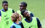 Le jeune attaquant Ousmane Dembélé (à gauche) à l'entraînement avec Antoine Griezmann, Paul Pogba et Kurt Zouma, au Roazhon Park de Rennes, le 1er juin 2017