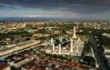 Vue aérienne de Banda Aceh et de sa mosquée Baiturrahman, le 10 décembre 2019