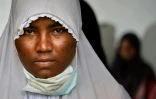 Une femme rohingya, arrivée par bateau avec une centaine d'autres réfugiés, est photographiée par les services d'immigration à Lhokseumawe, dans la province d'Aceh, en Indonésie, le 26 juin 2020