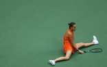 La Bélarusse Aryna Sabalenka s'effondre sur le court face à la Kazakhstanaise Elena Rybakina (hors-champ) lors de la finale de l'US Open, à New York, le 12 septembre 2026