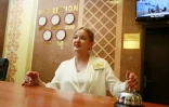 Aïjan Moussina, réceptionniste au sanatorium quatre étoiles "Les sables dorés", lors d'une interview avec l'AFP à Priozersk, ancienne ville secrète sur les rives du lac Balkhash, le 17 juin 2024 au Kazakhstan