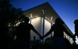 Chaîne humaine pour la défense du Kennedy Center, haut lieu culturel de Washington que le président américain Donald Trump menace de condamner si son nom n'y est pas accolé, le 18 septembre 2026 à Washington