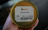 Une boîte de café du jacu et son prix de vente chez Harrods, le 25 août 2023 à la plantation Camocim à Domingos Martins, dans l'Etat d'Espirito Santo, au Brésil