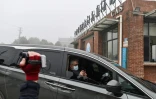 Peter Ben Embarek et d'autres membres de l'équipe de l'OMS enquêtant sur les origines du Covid-19, arrivent à l'Institut de virologie de Wuhan, dans la provincedu Hubei, le 3 février 2021 en Chine