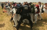 Des policiers tentent d'empêcher des militants écologistes de pénétrer sur le site de la mine de charbon de Garzweiler, dans l'ouest de l'Allemagne, le 22 juin 2019