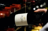 Une bouteille de vin dans la cave du restaurant Robuchon à Hong Kong en novembre 2018