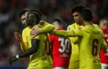 Sadio Mané (N.10) partage sa joie avec ses coéquipiers après son but, le 2e de Liverpool contre Benfica, à Lisbonne, le 5 avril 2022
