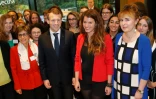 Emmanuel Macron et la secrétaire d'Etat Marlène Schiappa dans l'entreprise Gecina à Paris le 8 mars 2018