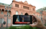 Conférence de presse du ministre de l'Economie argentin Luis Caputo, sur un smartphone, le 11 avril 2025 à Buenos Aires