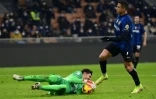 Le gardien de but de la Juventus Turin Mattia Perin s'interpose devant l'attaquant chilien Alexis Sanchez, lors de la finale de la Supercoupe d'Italie, le 12 janvier 2022 au Stade San Siro