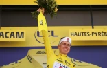 Tadej Pogacar triomphant sur le podium du Tour de France à l'issue de la 12e étape, qu'il a remportée, le 17 juillet 2025 à Hautacam