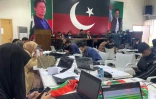 Des membres de la cellule centrale de surveillance des élections du parti Tehreek-e-Insaf (PTI) d'Imran Khan à Islamabad, le 8 février 2024