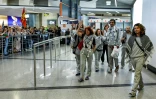 Des militants français, interpellés puis expulsés par Israël à la suite de l'interception de leur flottille à destination de Gaza, à leur arrivée à l'aéroport de Roissy-Charles-de-Gaulle, près de Paris, le 22 mai 2026