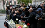 Des personnes rassemblées devant le Bataclan le 14 novembre 2015 à Paris