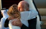 Le Britannique Peter Reynolds serre sa fille Sarah Entwistle dans ses bras après son arrivée à l'aéroport de Doha, le 19 septembre 2025 au Qatar