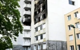 Des pompiers devant un immeuble d'habitation où un incendie s'est déclaré pendant la nuit, le 6 juin 2025 à Reims, dans la Marne