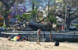 Des personnes prennent le soleil sur une plage d'Acapulco, deux semaines après le passage de l'ouragan Otis, le 5 novembre 2023 au Mexique