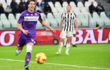 L'attaquant serbe Dusan Vlahovic avec ses couleurs de la Fiorentina, avant son arrivée à la Juventus, le 6 novembre 2021 au stade de la Juve à Turin en Italie