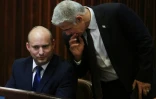 Le chef de la droite radicale en Israël Naftali Bennett (G) discute avec le centriste Yaïr Lapid au Parlement à Jérusalem, le 2 juin 2021