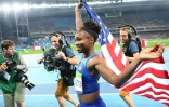 Tianna Bartoletta s'offre un tour d'honneur après sa victoire sur la longueur des Jeux de Rio, le 17 août 2016