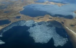 Vue aérienne du permafrost et des lacs près du village esquimau Yupik de Quinhagak, dans le delta du Yukon, le 12 avril 2019 en Alaska
