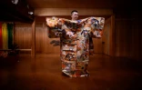 L'artiste de nô Kennosuke Nakamori pose avec un costume à Kamakura, au Japon, le 29 juillet 2020