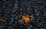 Une vue aérienne prise le 4 août 2025 à Essen, dans l'ouest de l'Allemagne, montre des voitures de différentes marques garées, prêtes à être vendues et exportées, dans un terminal logistique automobile