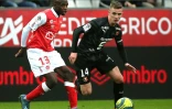 Le milieu de Reims Hassane Kamara (g) devant le milieu de Rennes Benjamin Bourigeaud, le 16 février 2020 à Reims