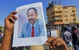 Un Soudanais arborant le portrait du Premier ministre Abdallah Hamdok renversé par les militaires, lors d'une manifestation à Khartoum, le 13 novembre 2021
