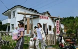 Chen Yani (c), fondatrice du lieu "L'Univers imaginaire de Keke", avec des participantes devant son gîte rural, le 15 juillet 2025 à hangzhou dans la province du Zhejiang, dans l'est de la Chine