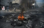 Des pneus auxquels des manifestants ont mis feu 
pour bloquer les rues à Port-au-Prince le 21 novembre 2018, au troisième jour d'un appel à la grève lancé par l'opposition.