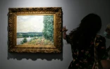 Le tableau "Le sentier au bord de l'eau à Sahurs le soir" d'Alfred Sisley, issu de la collection de l'industriel François Depeaux, est exposé au musée des Beaux-arts (MBA) de Rouen le 22 août 2020