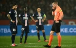 L'arbitre Willy Delajod attend une décision de la VAR au cours du match de Ligue 1 PSG-Bordeaux au Parc des Princes le 23 février 2020 à Boulogne.