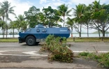 Un véhicule blindé de la gendarmerie passe sur la Promenade Pierre Vernier, à Nouméa, le 15 mai 2024