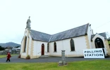 Un bureau de vote dans une ancienne église à Omeath en Irlande, le 26 février 2016