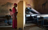 Une femme vote lors du 2e tour de la présidentielle, le 12 août 2018 à Bamako, au Mali
