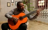 Le chanteur cubain Leo Vera joue un boléro à la guitare lors d'un entretien avec l'AFP, chez lui à La Havane, le 4 décembre 2023