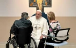 Photo diffusée par le Vatican montrant le pape François avec des patients à l'hôpital Gemelli de Rome, le 15 juin 2023