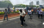 Des partisans du gouvernement sri-lankais et des manifestants s'affrontent le 9 mai 2022 près de la résidence officielle du Premier ministre à Colombo