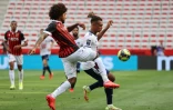 Le capitaine et défenseur de Nice, le Brésilien Dante, dégage le ballon devant l'attaquant bordelais Sekou Mara, lors de la 4e journée de Ligue 1, le 28 août 2021 à l'Allianz Riviera