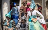 Des mannequin travaillant avec la créatrice de mode, Ndeye Diop Guisse, en tenue traditionnelle des Signares à Saint Louis, le 10 août 2021
