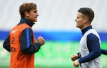 Les attaquants Antoine Griezmann (g) et Kevin Gameiro lors d'une séance d'entraînement des Bleus au Stade de France, le 6 octobre 2016