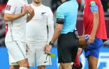 L'arbitre adresse un carton rouge au milieu de terrain néo-zélandais Kosta Barbarouses pour un tacle dangereux sur un joueur du Costa Rica, lors du match de barrage qualificatif pour la Coupe du monde 2022 au Qatar, le 14 juin 2022 à Ar-Rayyan
